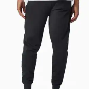 Pantaloni New Balance Stacked (PSH-MP03558BK) Pantaloni