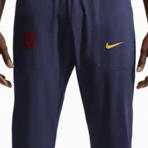 Pantaloni Nike FC Barcelona 26/27 City Side - Violet (PSH-IO3431-498-P) Pantaloni / Pantaloni scurți