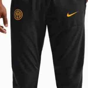 Pantaloni Nike Inter Milano 26/27 City Side - Negru (PSH-IO3445-010-P) Pantaloni / Pantaloni scurți