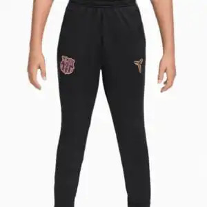 Pantaloni Nike FC Barcelona x Kobe 26/27 Strike Junior - Negru (PSH-IQ1325-010-P) Pantaloni / Pantaloni scurți
