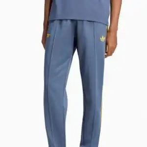 Pantaloni adidas Originals Arsenal FC 26/27 Track - Albastru Marin (PSH-KG5100-P) Pantaloni / Pantaloni scurți