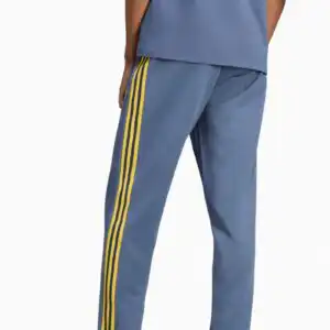 Pantaloni adidas Originals Arsenal FC 26/27 Track - Albastru Marin (PSH-KG5100-P) Pantaloni / Pantaloni scurți
