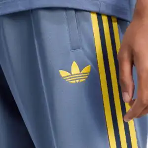 Pantaloni adidas Originals Arsenal FC 26/27 Track - Albastru Marin (PSH-KG5100-P) Pantaloni / Pantaloni scurți