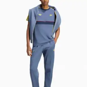 Pantaloni adidas Originals Arsenal FC 26/27 Track - Albastru Marin (PSH-KG5100-P) Pantaloni / Pantaloni scurți