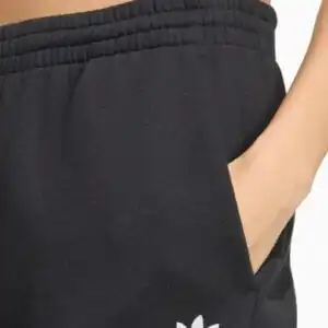 Pantaloni adidas Essentials Wide Leg pentru femei - Negru (PSH-KR3606-P) Pantaloni